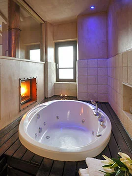 Δωμάτιο 108 - Honeymoon Σουίτα με εσωτερικό τζακούζι, τζάκι και πανοραμική θέα