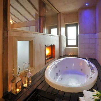 Room 108 - Honeymoon Suite with Indoor Jacuzzi, Fireplace and Panoramic View
