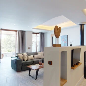 Valeni Grand Suite with Indoor Jacuzzi and Panoramic View