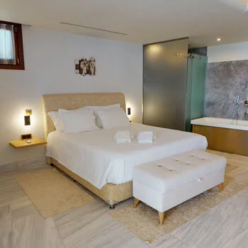 Signature Suite with Indoor Jacuzzi