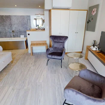 Signature Suite with Indoor Jacuzzi
