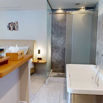Signature Suite with Indoor Jacuzzi