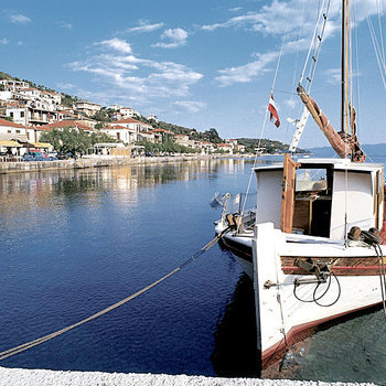 Amphitheatrically built, Afisos has some of the best beaches of the Pagasetic Gulf and its own charm.