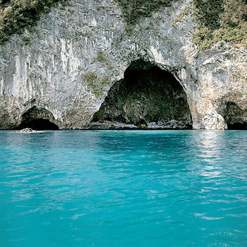 Mysterious silence on the steep northern coast under the Veneto, the sea caves with wild pigeons and dolphins. In ancient times, it was named "Ipnous" for its shape that resembled ovens. In historical tradition, the fleet of Xerxes was crushed in 480 BC on these rough and sullen rocks.