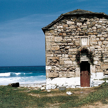 The little churche of the Virgin Mother lies at the beach near Promiri for over two centuries, built with ancient materials. Beside it lie the excavated ruins with the mosaic floor of an early Christian church. Perhaps that was built on top of the ruins of an earlier pagan church.