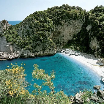 The beach of Fakistra under Tsagkarada.